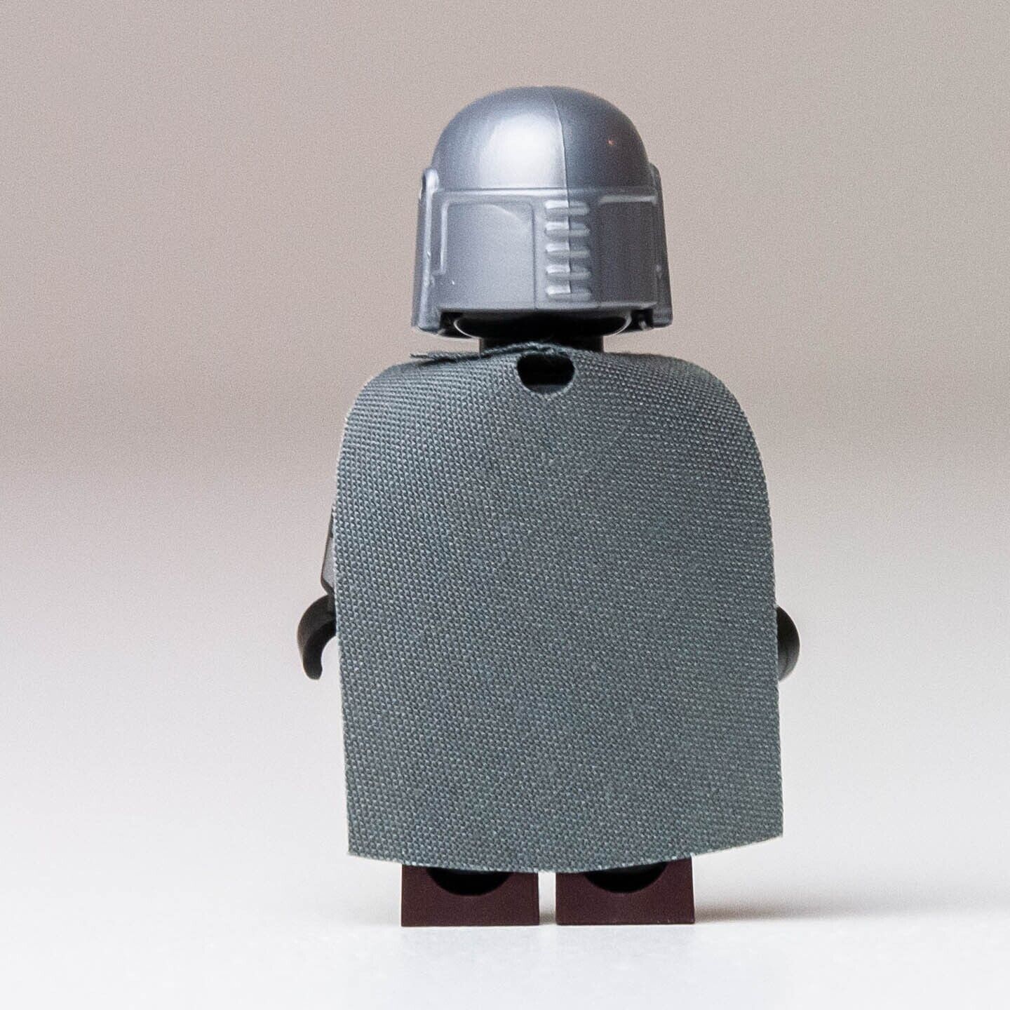 New LEGO Mandalorian (SEALED CAPE) - Silver Beskar Armor Minifigure (sw1135) - StudBee