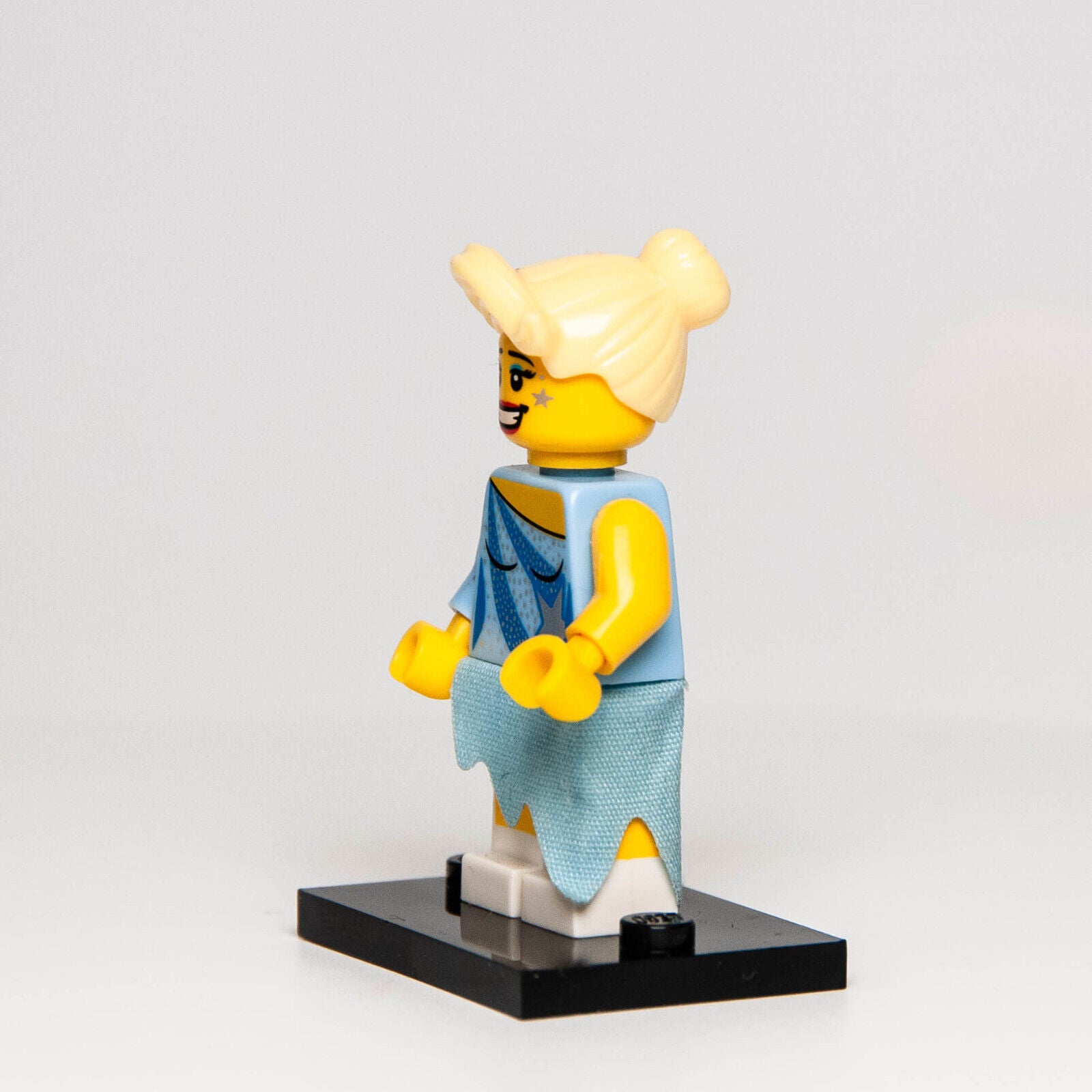 LEGO CMF 4 Minifigure - Female Ice Skater w/ Skirt & Ice Skates (col04-15 col063 - StudBee