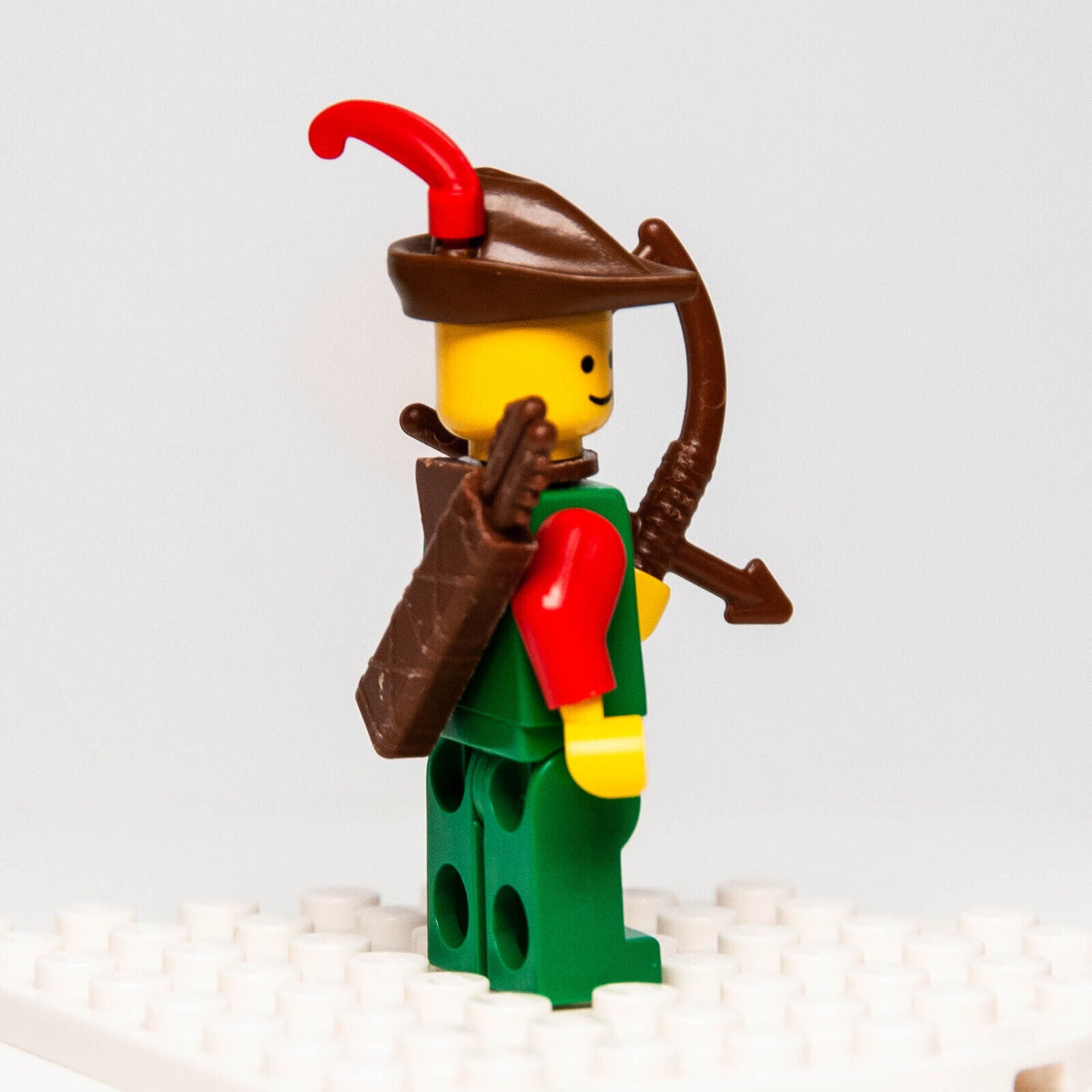 LEGO Castle Minifigure:  Forestmen w/ Brown Hat, Red Feather Quiver 6066 (cas284 - StudBee