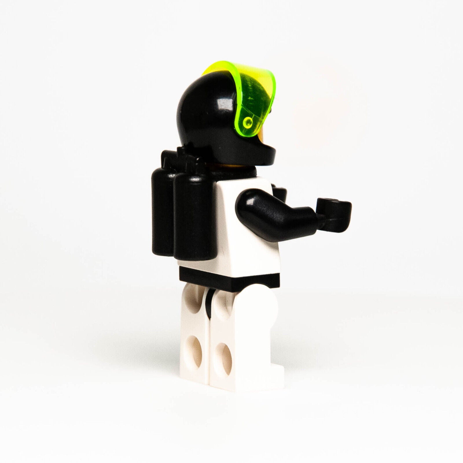 Lego Space Blacktron II Minifigure w/ Airtanks (sp002) 6897 6704 6957 6933 6832