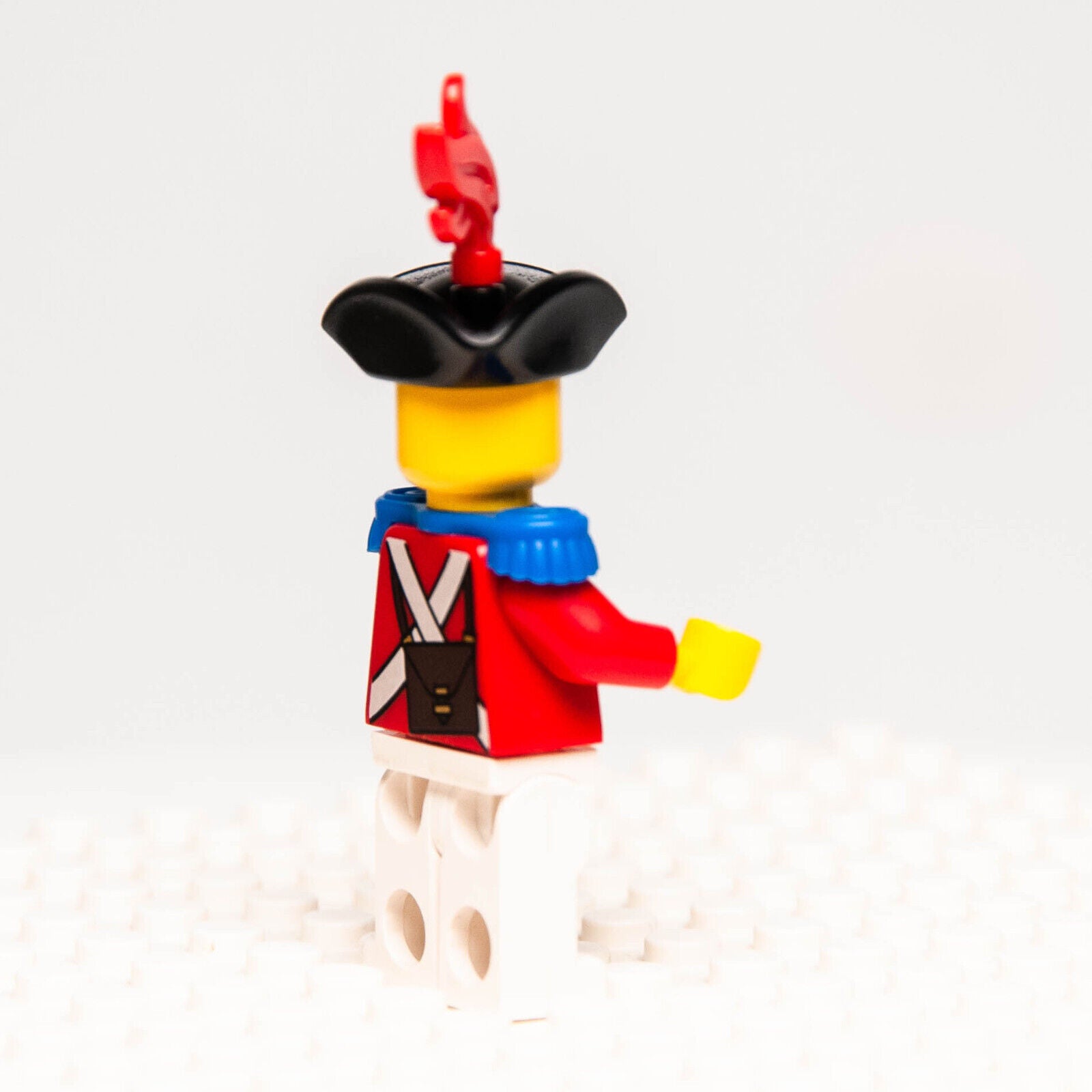 Lego PIrates Minifigure - Imperial Soldier II Red Plume, Brown Beard 6242 (pi089 - StudBee