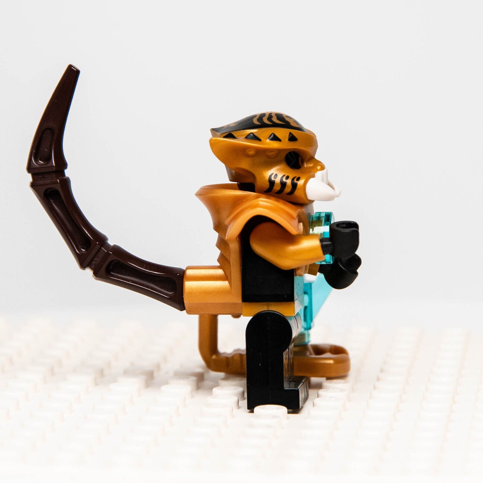 LEGO Legends of Chima SCORM Minifigure (loc056) w/ Gold Scorpion - StudBee