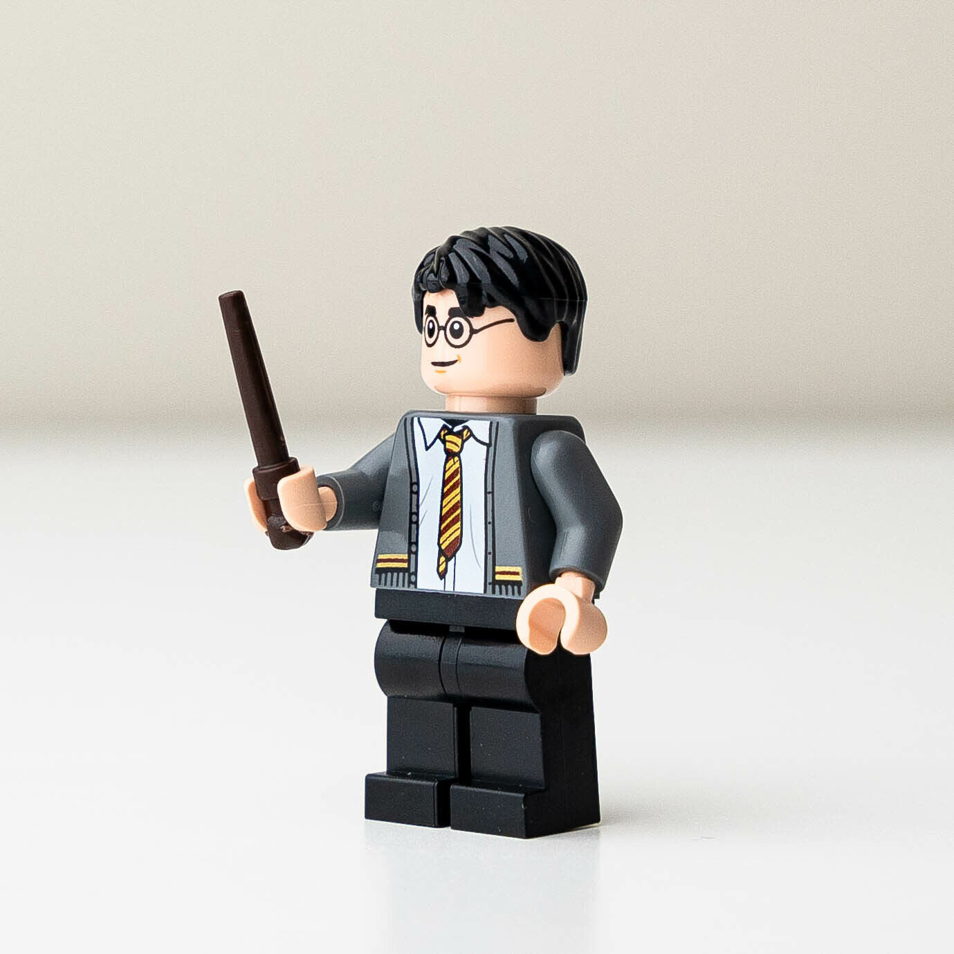 New LEGO Harry Potter, Gryffindor Cardigan Sweater Minifigure - 75966 (hp238) - StudBee
