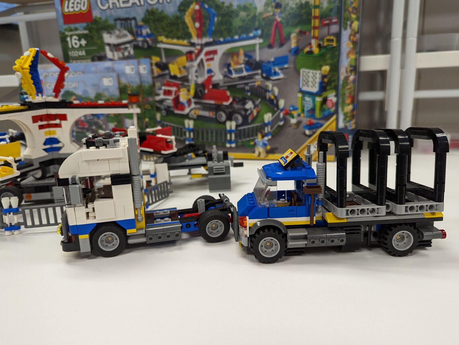 Lego 10244 Fairground Mixer w/ Minifigs, Box & Instructions - Complete! - StudBee