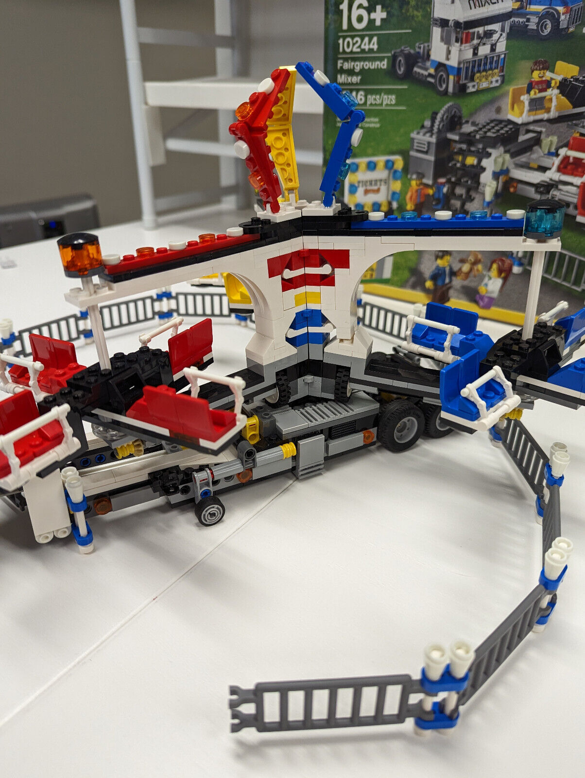 Lego 10244 Fairground Mixer w/ Minifigs, Box & Instructions - Complete! - StudBee