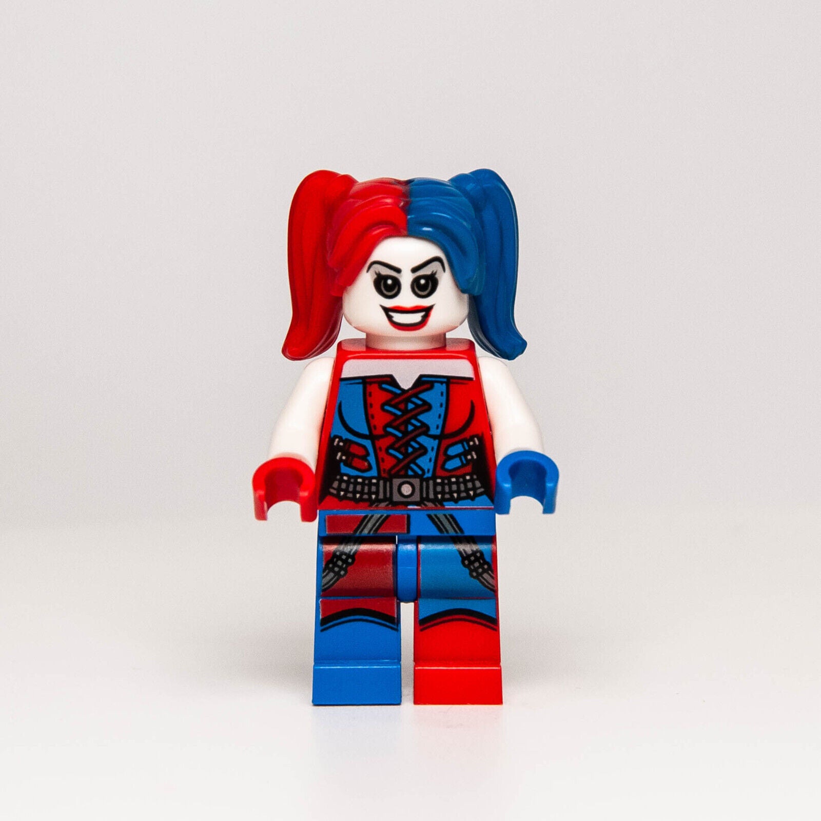 LEGO DC Minifigure - Harley Quinn (sh260) Blue Red Pigtails 76053 w/ Hammer - StudBee