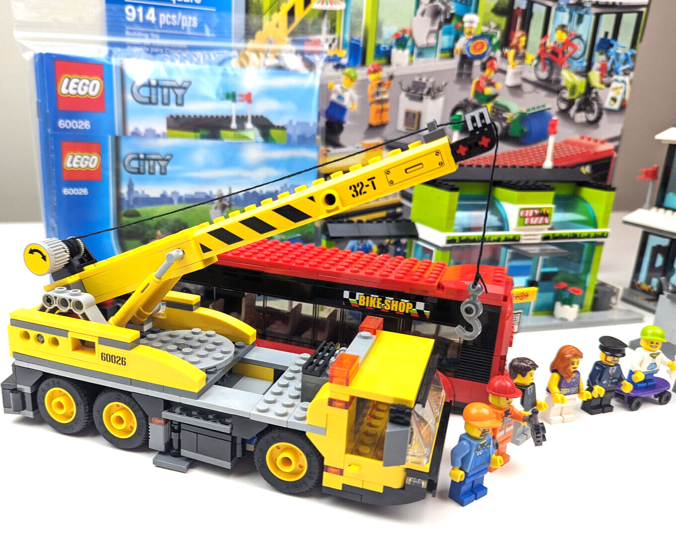 LEGO CITY Town Square 60026 100 Complete w Box Instructions