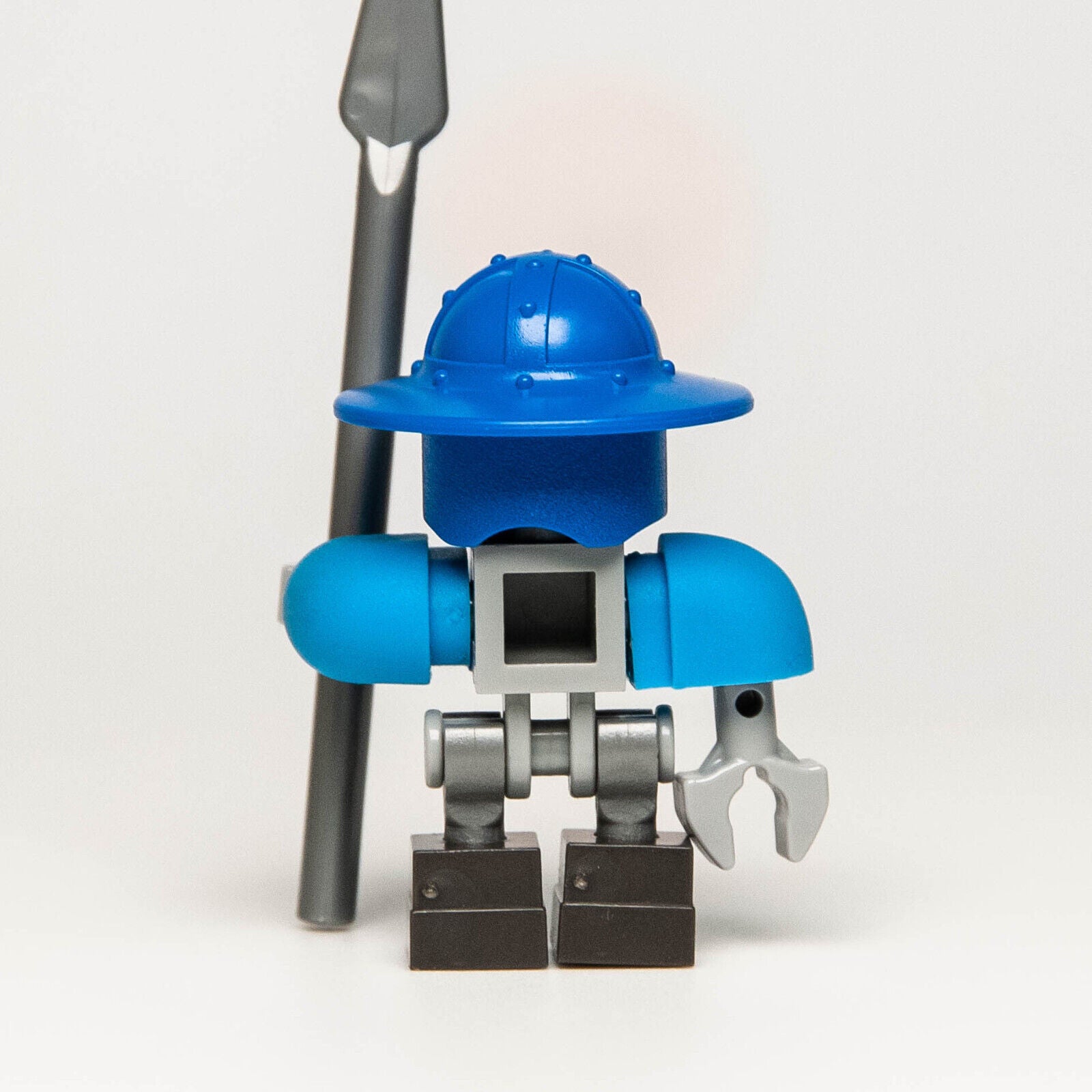 LEGO Nexo Knights Minifigure - Squire Bot w/ Spear (nex041) 70326 853515 - StudBee
