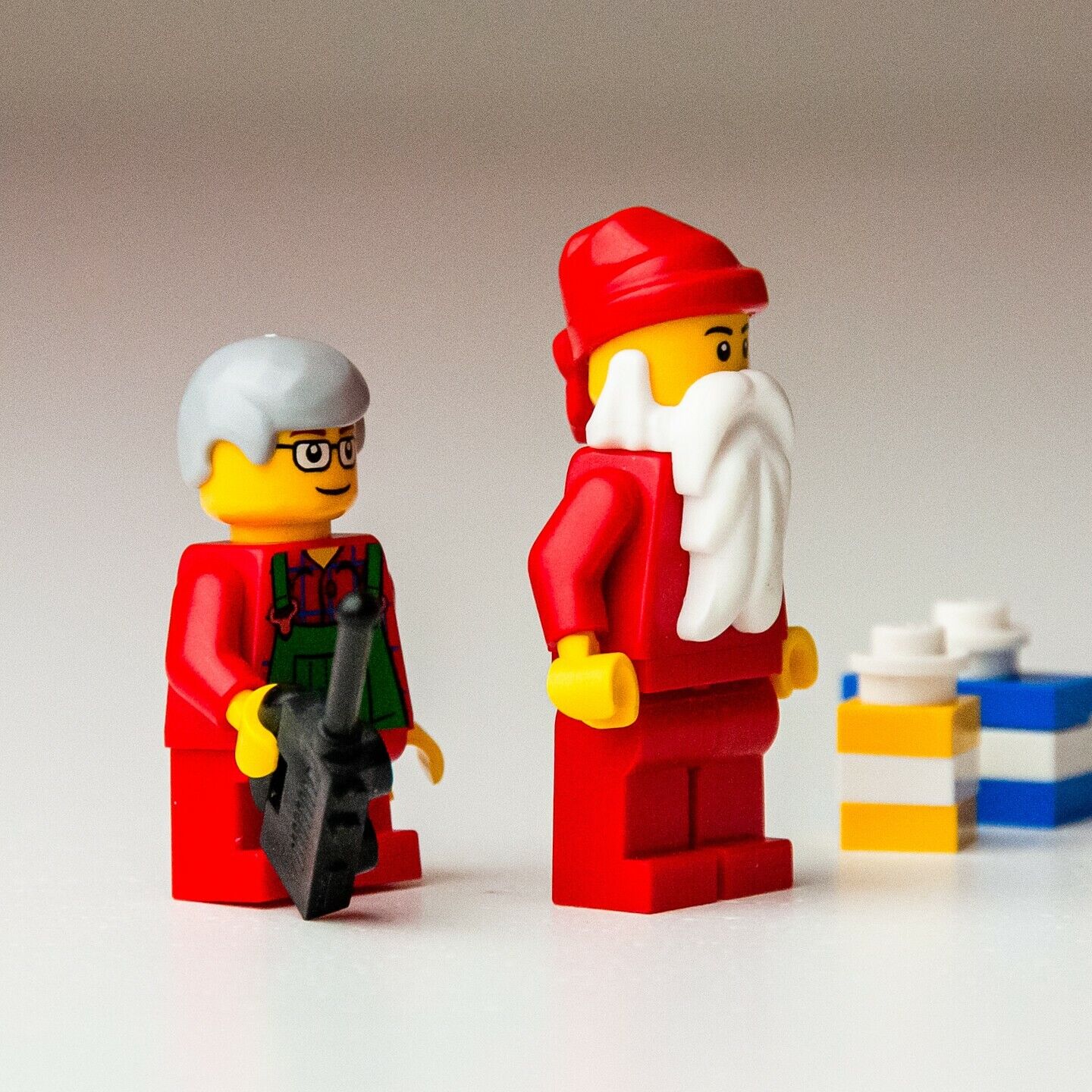 LEGO Santa and Elf Boy Minifigures w/ Gifts Presents 40059 Christmas(hol033) - StudBee
