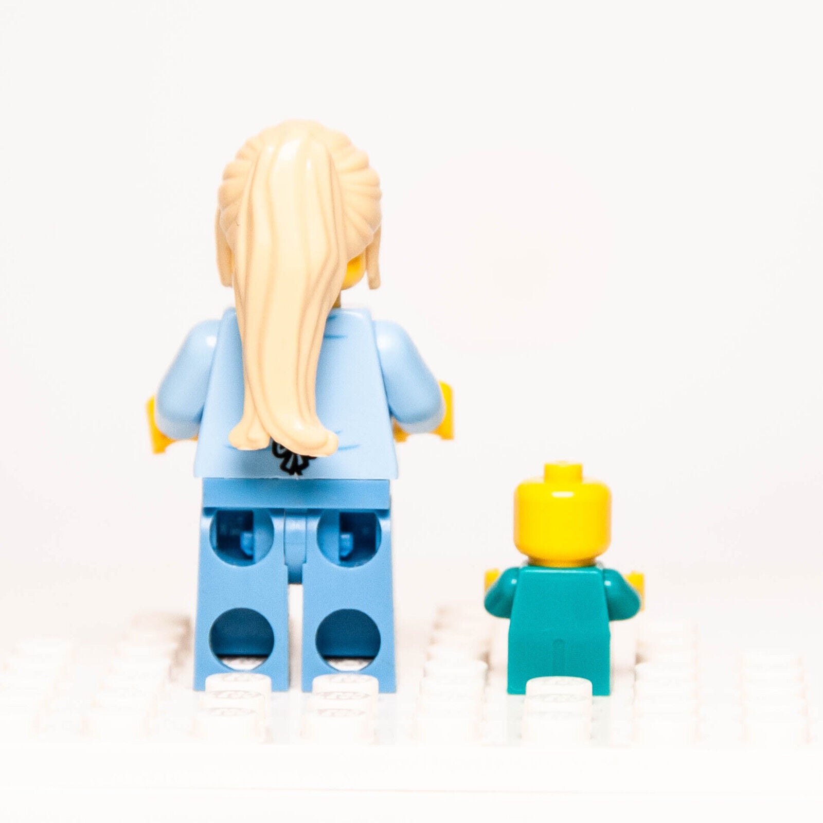 Lego Minifigure Lot: Mother in Hospital Gown (cty1347) & Baby (cty1186) 60330 - StudBee