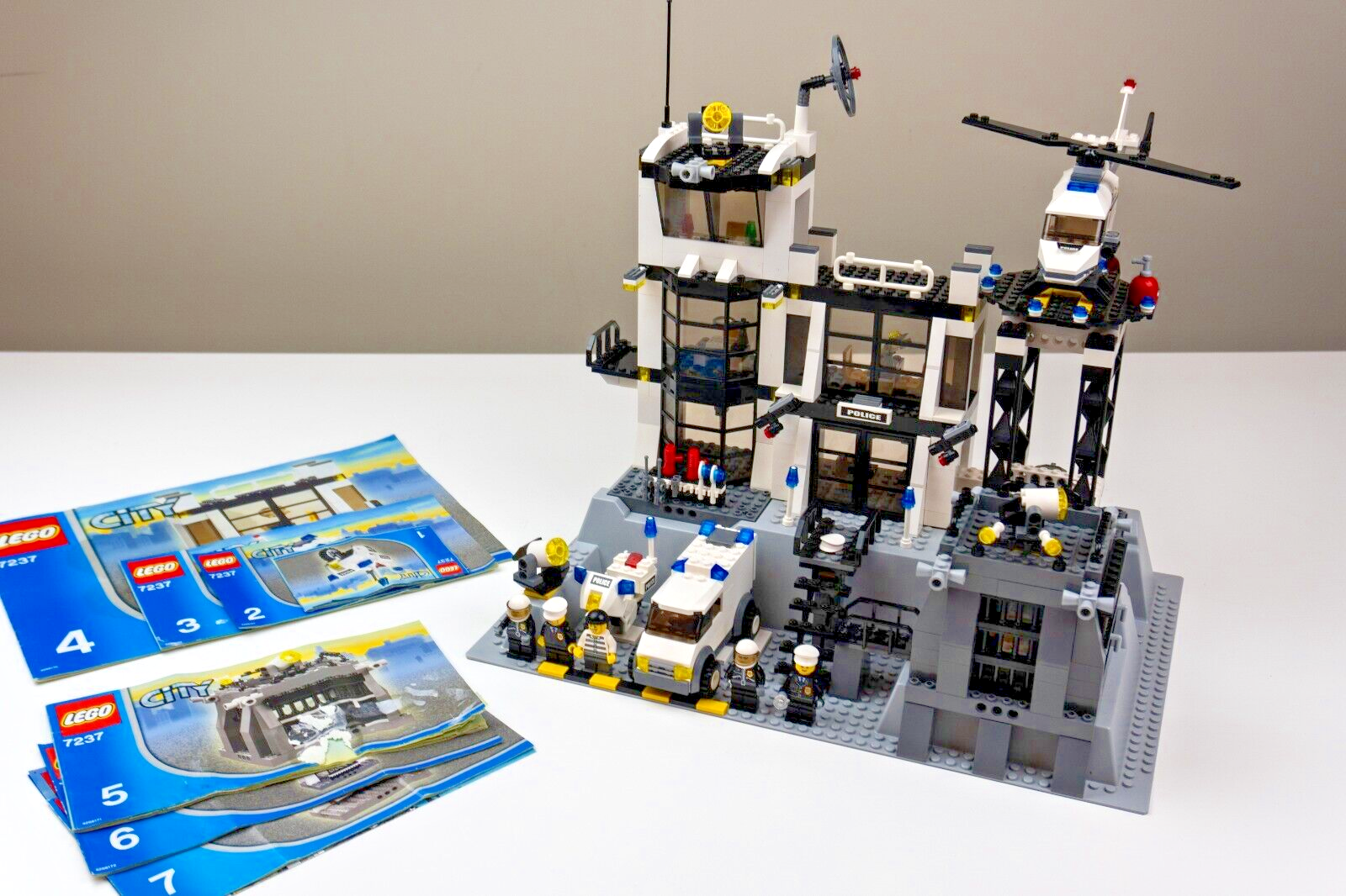 LEGO 7237 City Police Station, Light Up Fig - 100% Complete w/ All Instructions - StudBee