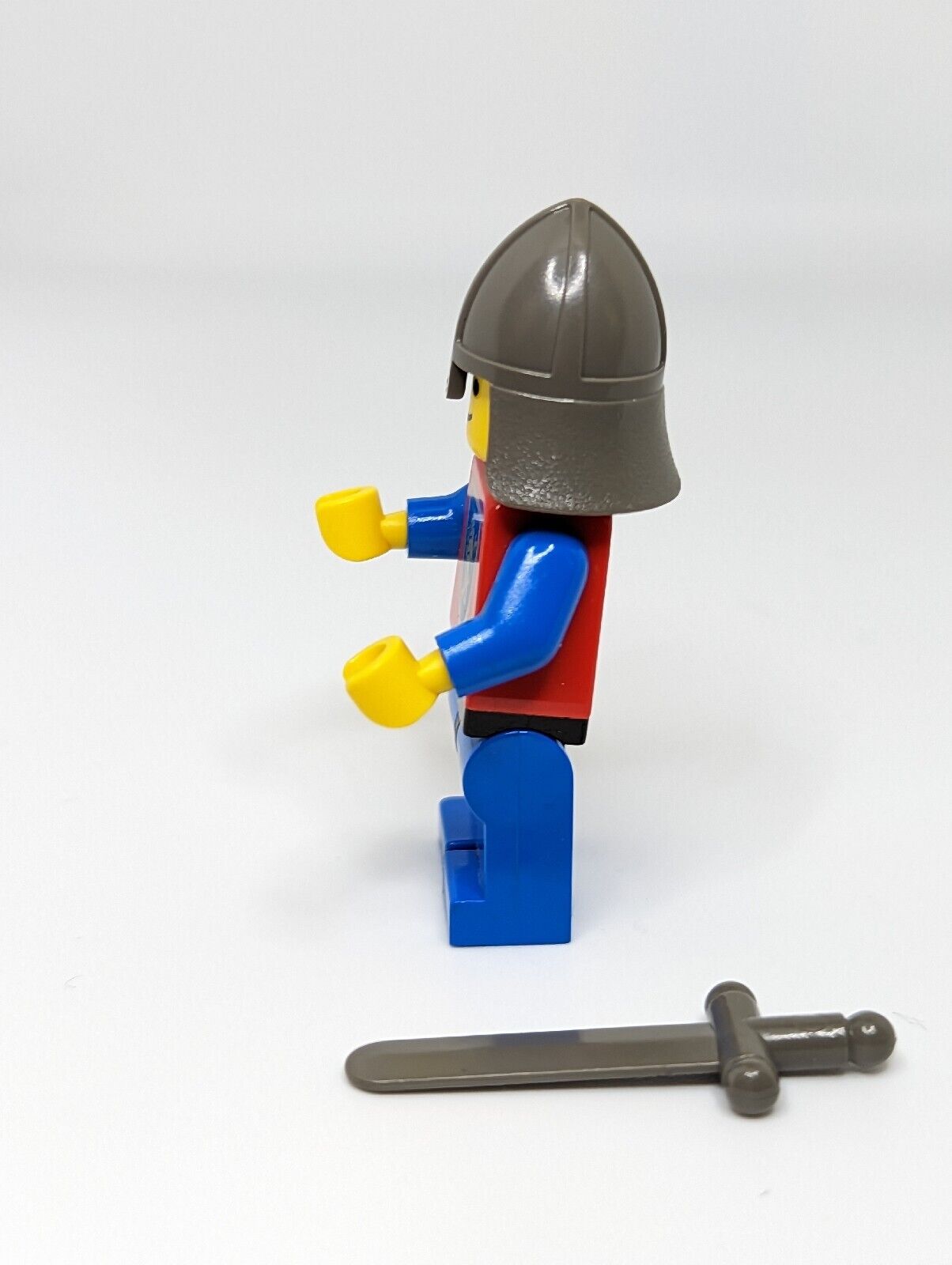 LEGO Vintage Castle Minifigures: Lion Knights Crusader w/ Sword (cas115) 6039 - StudBee