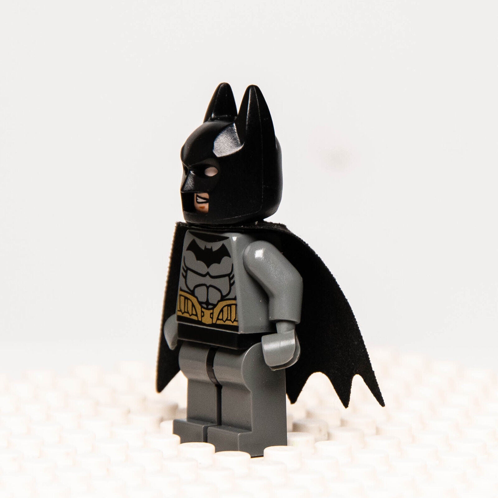 LEGO DC Minifigure Batman Dark Bluish Gray Suit Gold Belt (sh089) 76012 - StudBee