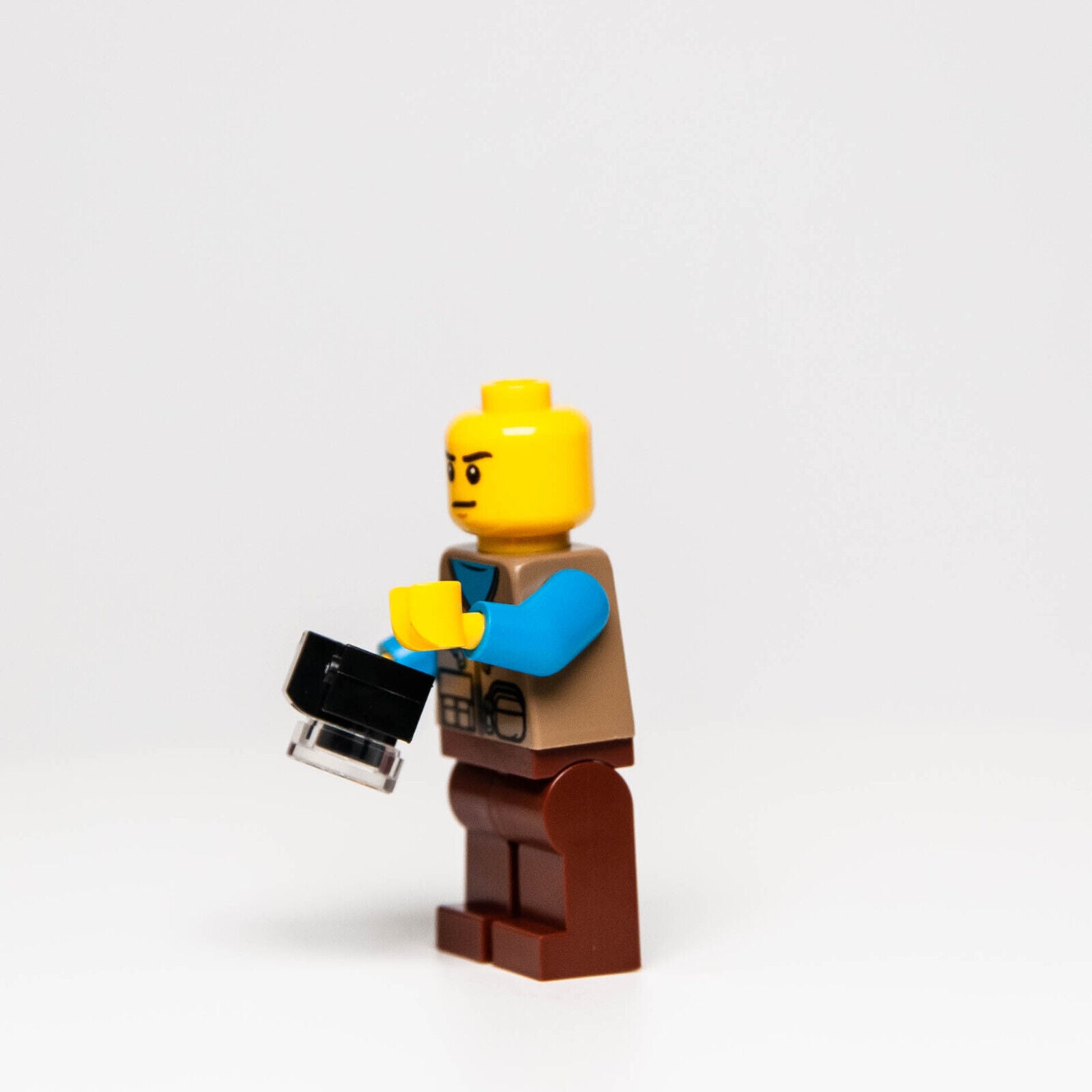 NEW LEGO Nature Photographer Tree Disguise Minifigure (cty1098) w/ Bird 60267 - StudBee
