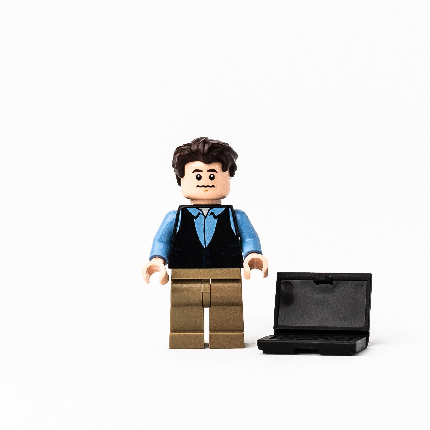 New LEGO Chandler Bing w/ Laptop Minifigure - FRIENDS Central Perk 21319 idea058 - StudBee