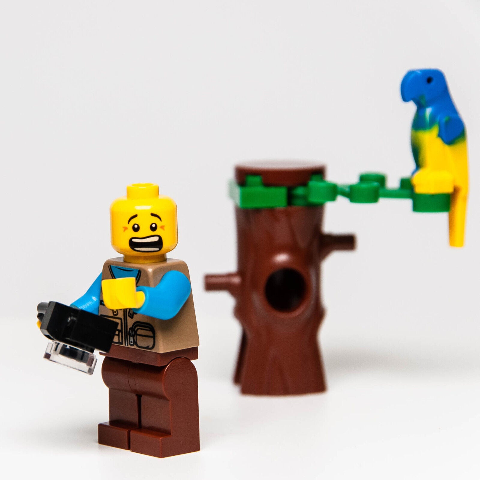 NEW LEGO Nature Photographer Tree Disguise Minifigure (cty1098) w/ Bird 60267 - StudBee