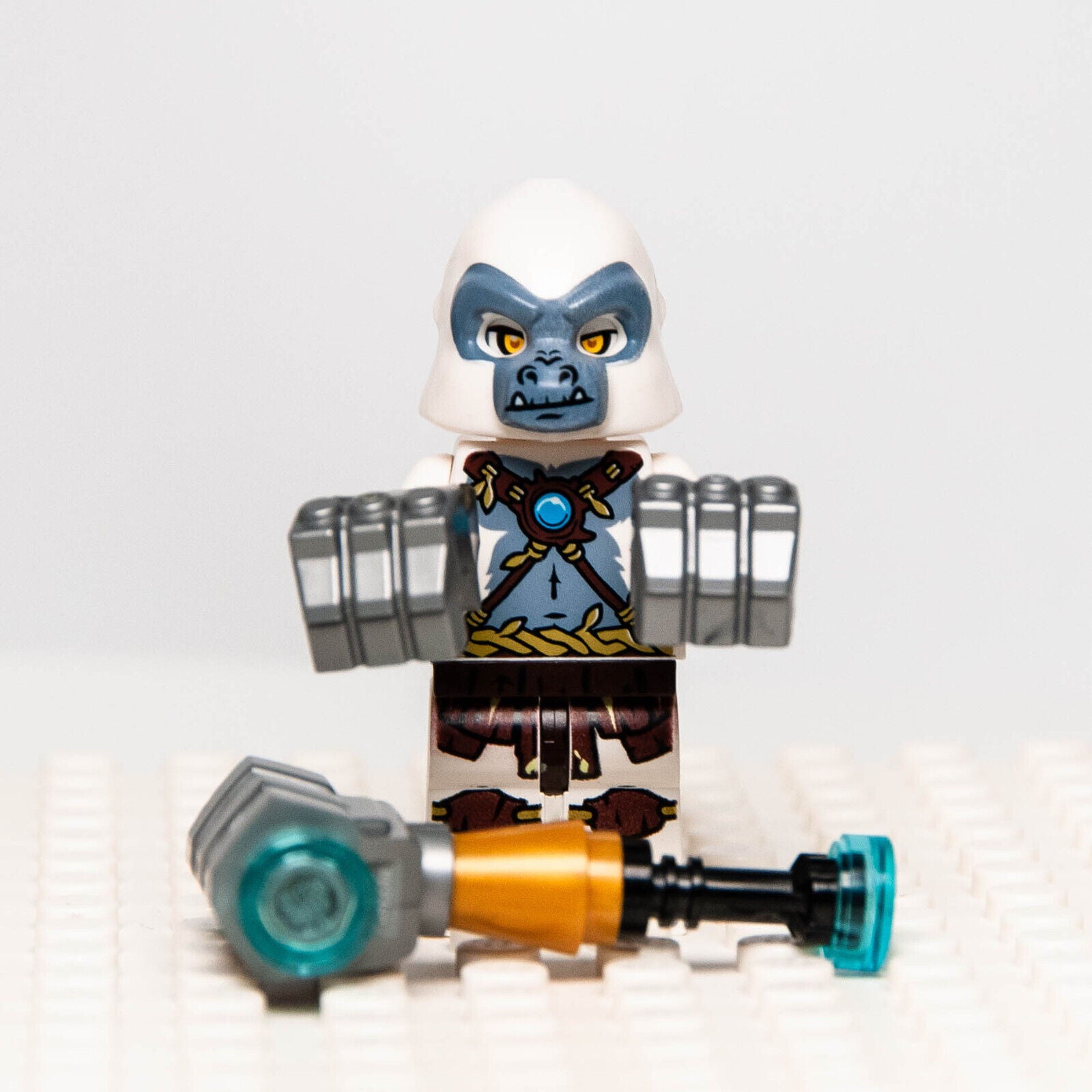 LEGO Chima 70009 White Gorilla GRIZZAM Minifigure (loc040) w/ Iron Fists - StudBee