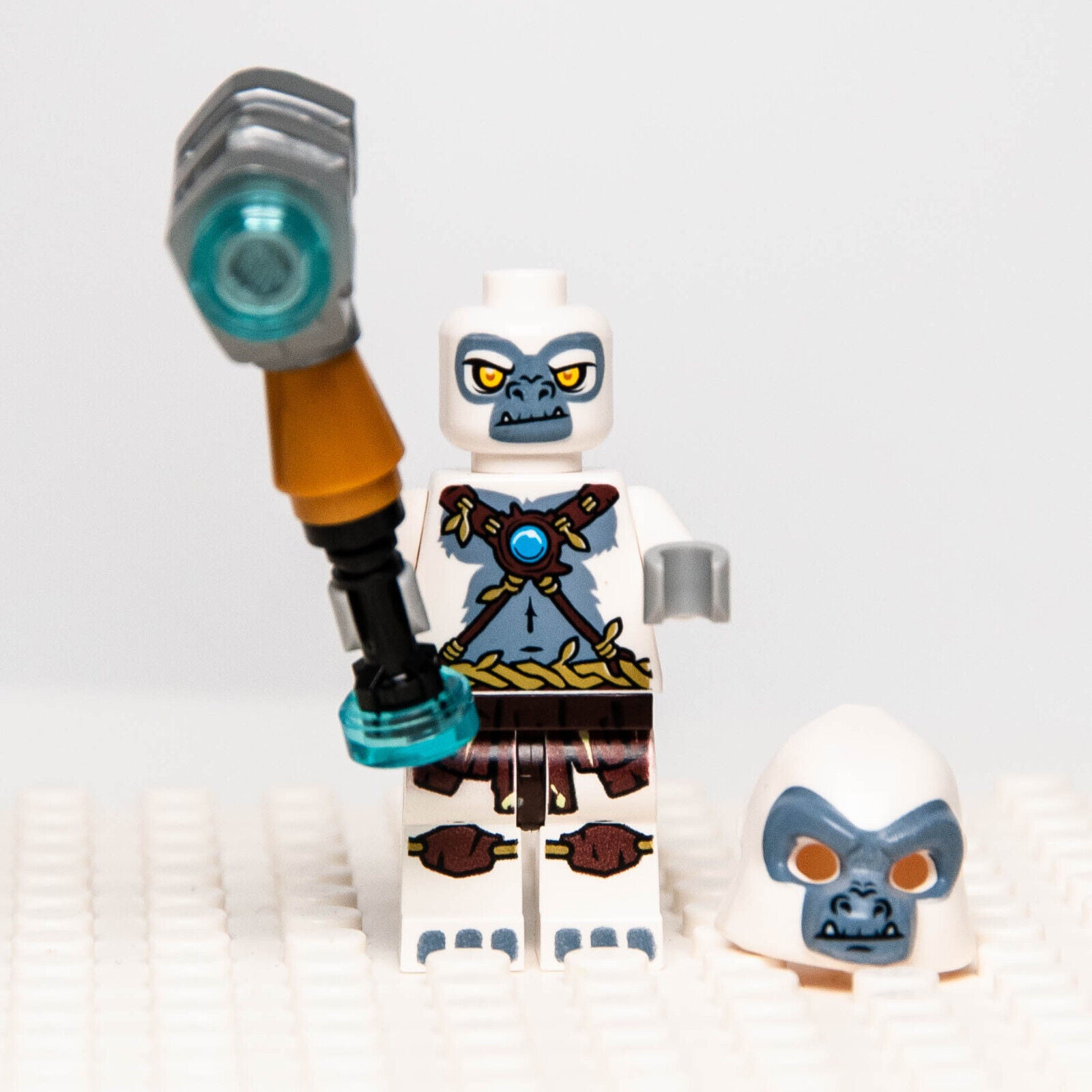 LEGO Chima 70009 White Gorilla GRIZZAM Minifigure (loc040) w/ Iron Fists - StudBee