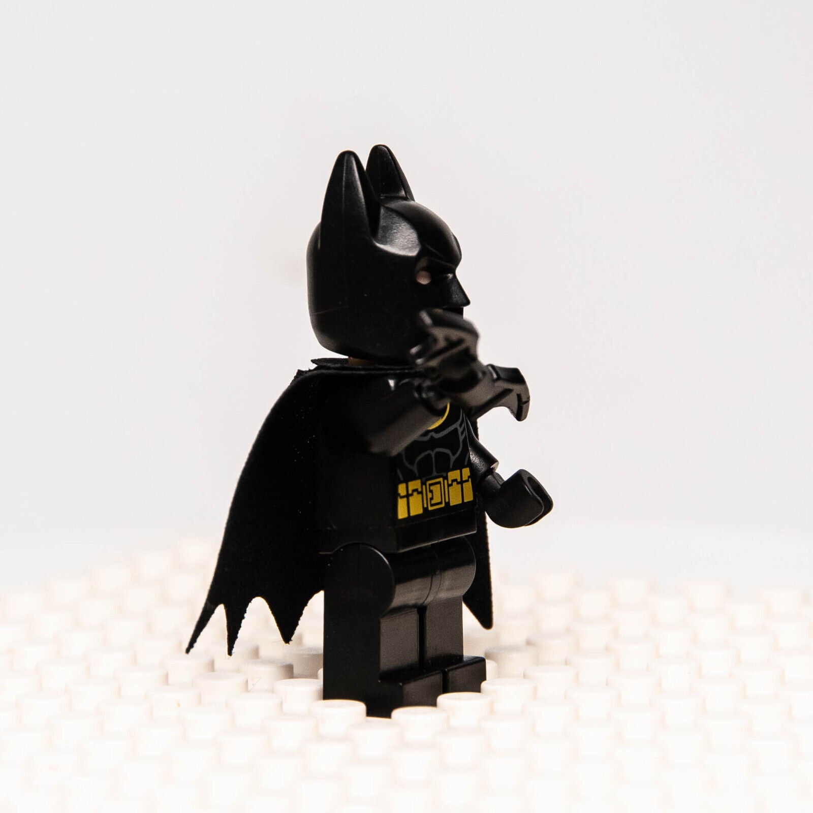 LEGO Minifigure Batman DC Super Heroes Black Suit Yellow Belt Type 2 Cowl sh016a - StudBee