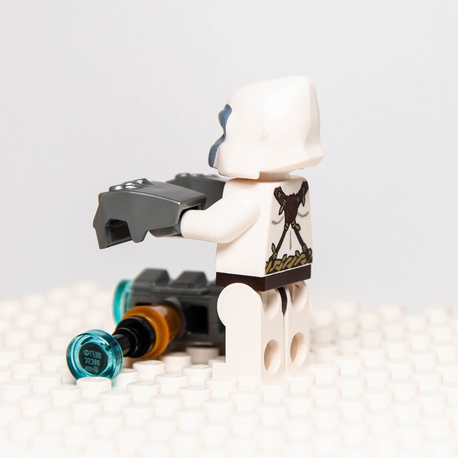 LEGO Chima 70009 White Gorilla GRIZZAM Minifigure (loc040) w/ Iron Fists - StudBee
