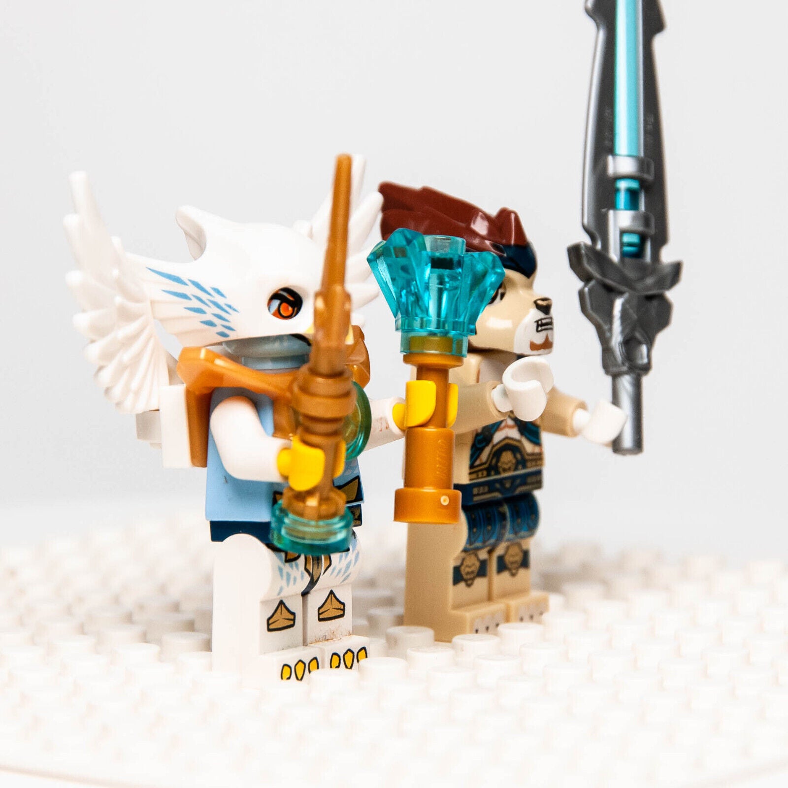 (Lot of 2) LEGO Chima Minifigures Lennox (loc003), Ewar Gold Armor (loc014) - StudBee