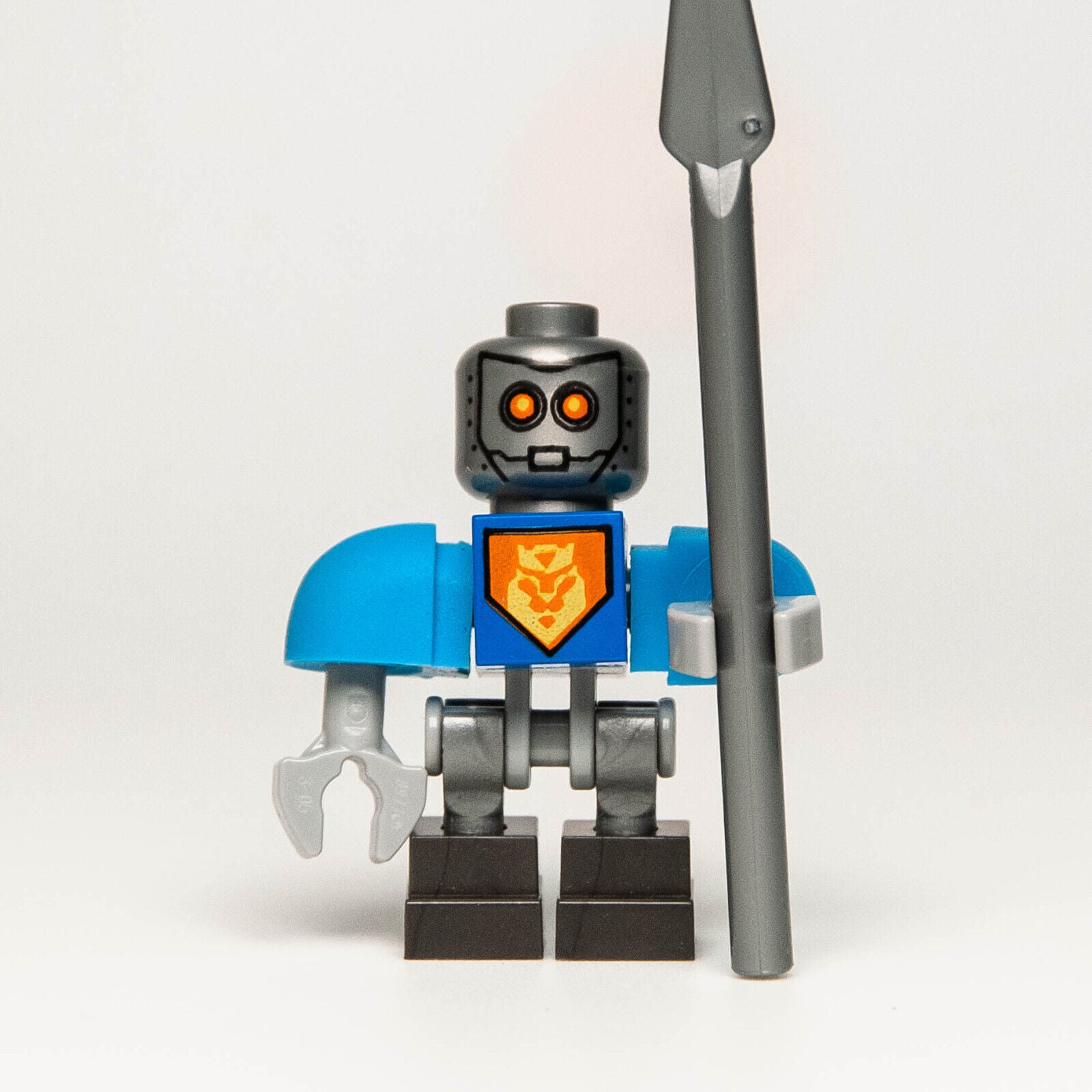 LEGO Nexo Knights Minifigure - Squire Bot w/ Spear (nex041) 70326 853515 - StudBee