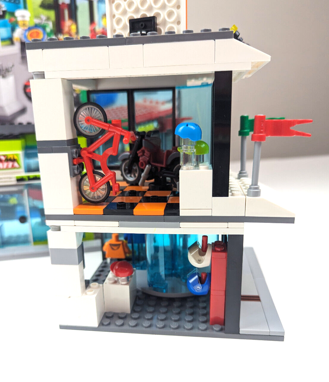 LEGO CITY: Town Square (60026) 100% Complete w/ Box, Instructions - StudBee