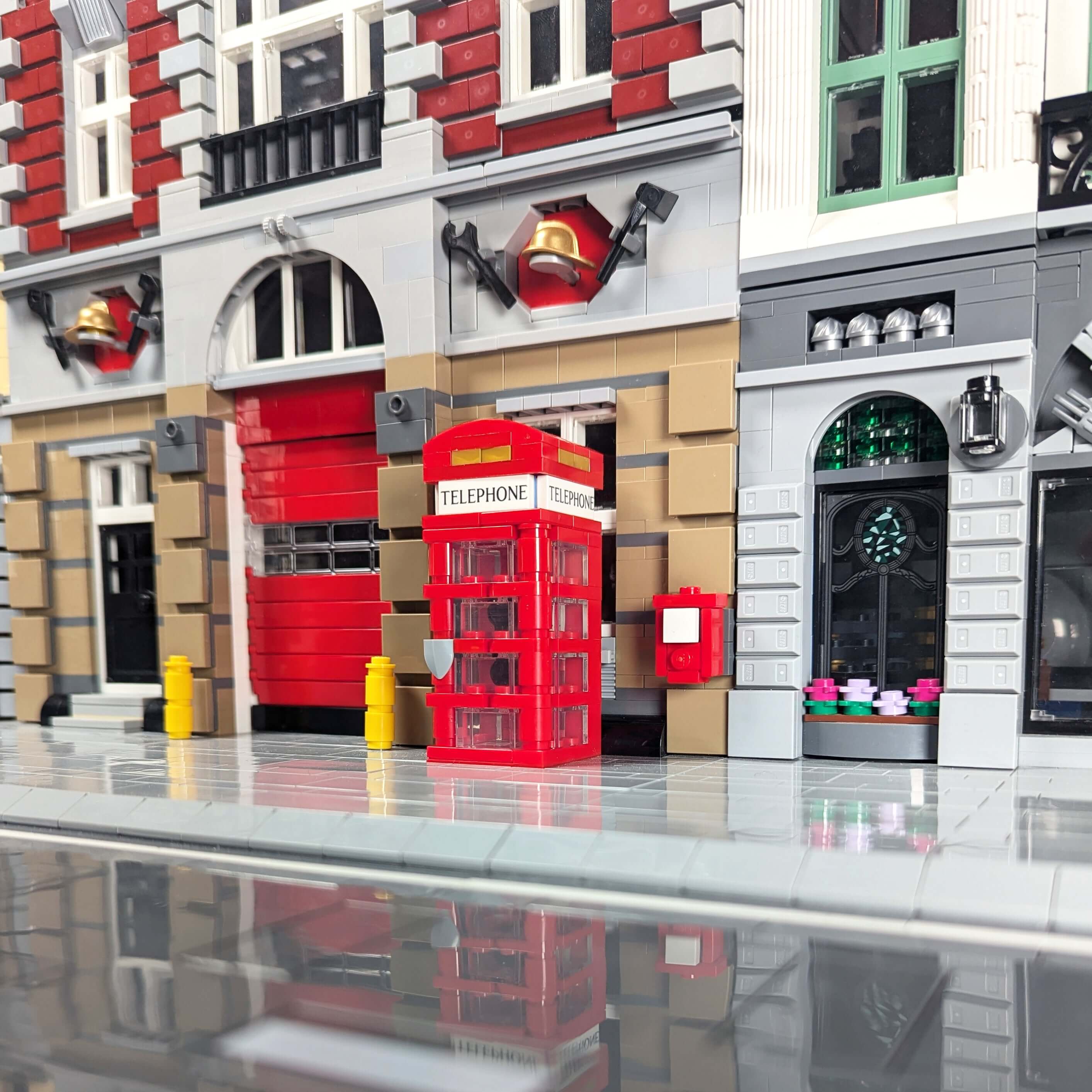 Iconic UK Phone Box made with Lego - StudBee