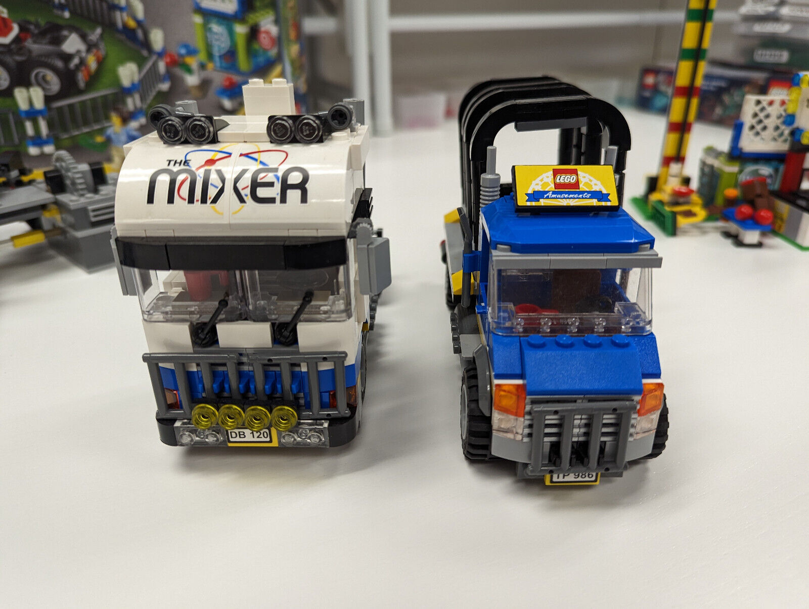 Lego 10244 Fairground Mixer w/ Minifigs, Box & Instructions - Complete!