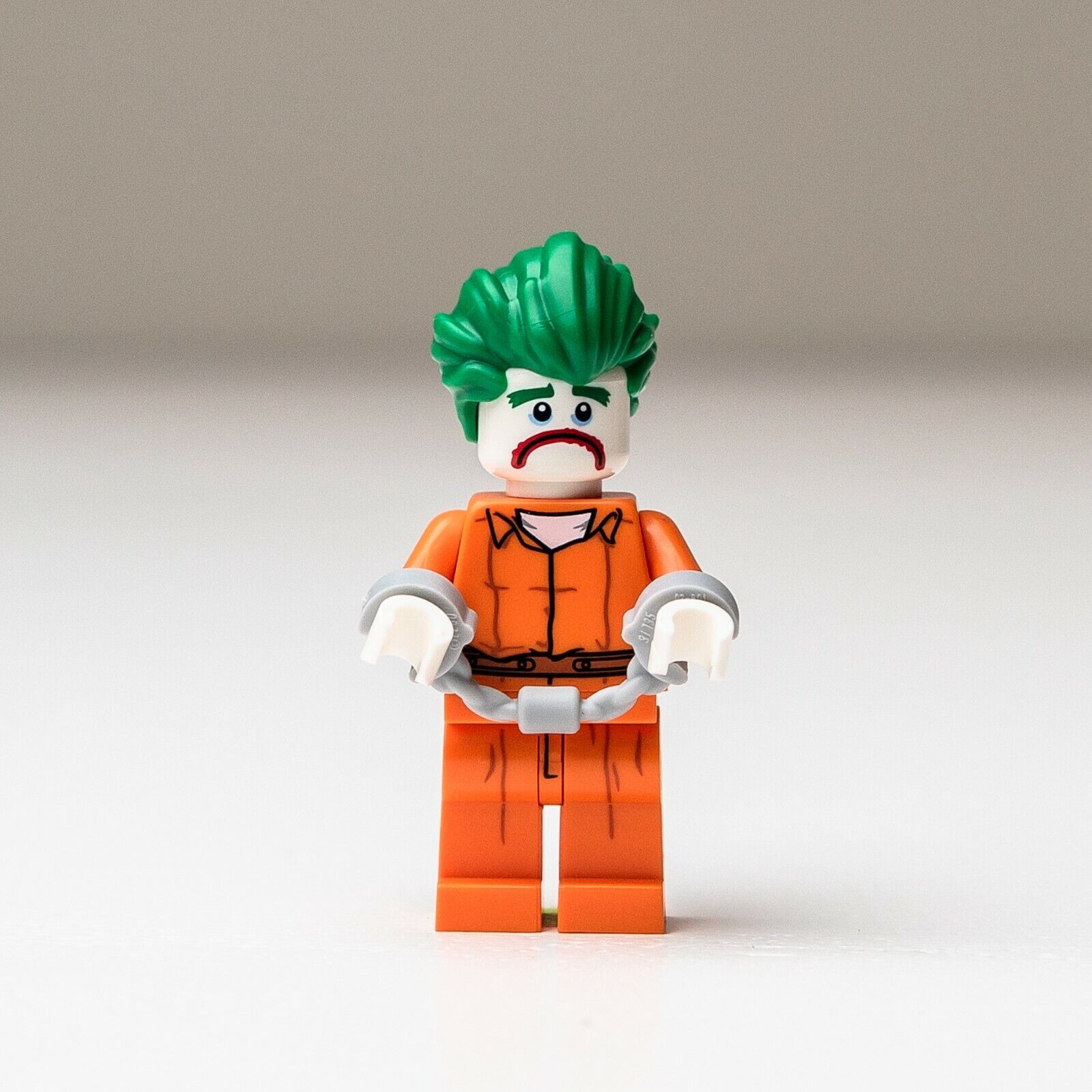 New LEGO The Joker  Arkham Asylum (w/ Stand, Accessories) Minifigure coltlbm08)