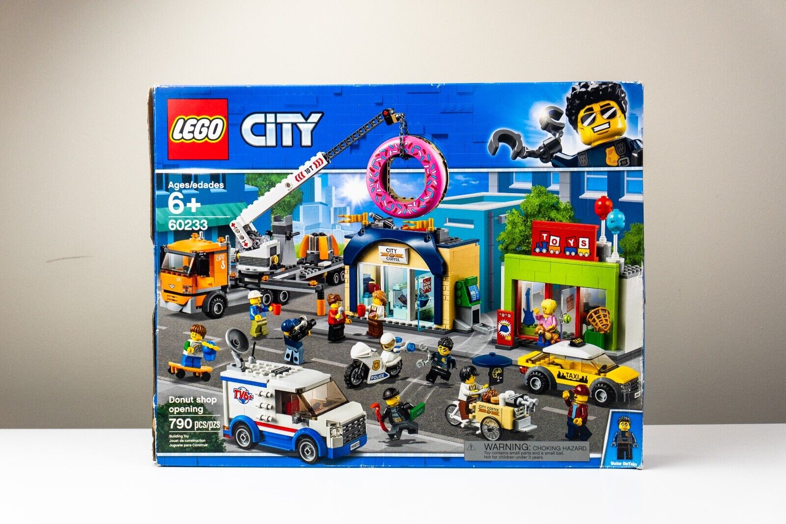 LEGO CITY: Donut Shop Opening (60233) W/ Box & Manual COMPLETE!