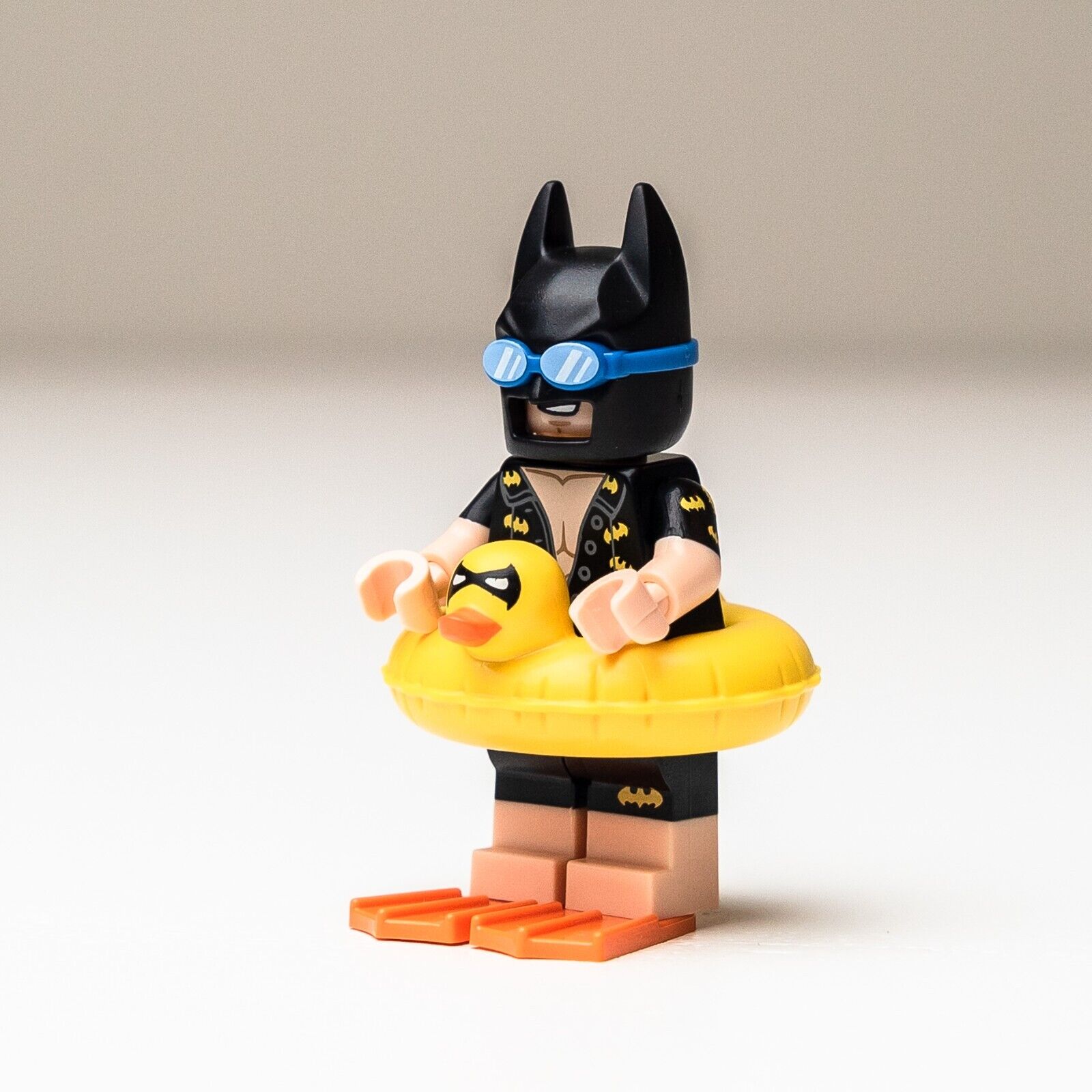 New LEGO Vacation Batman (w/ Stand and Accessories) Minifigure - (coltlbm05)